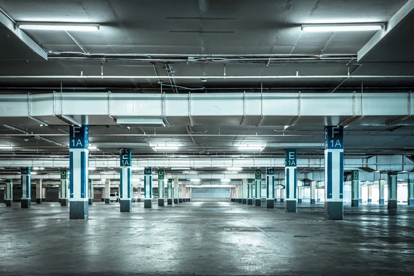 Parcheggio garage interno, edificio industriale, Vuoto sotterraneo p — Foto Stock