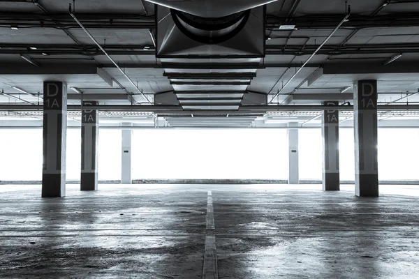 Otoparktan iç otopark üzerinde reklam için boş billboard