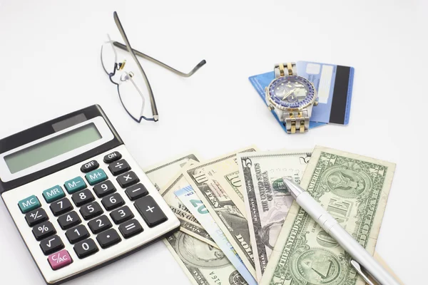 Стол белого стола с ручкой калькулятор очки и банкнота — стоковое фото