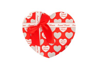 Beyaz arka plan üzerinde izole güzel kırmızı kalp şeklinde hediye kutusu