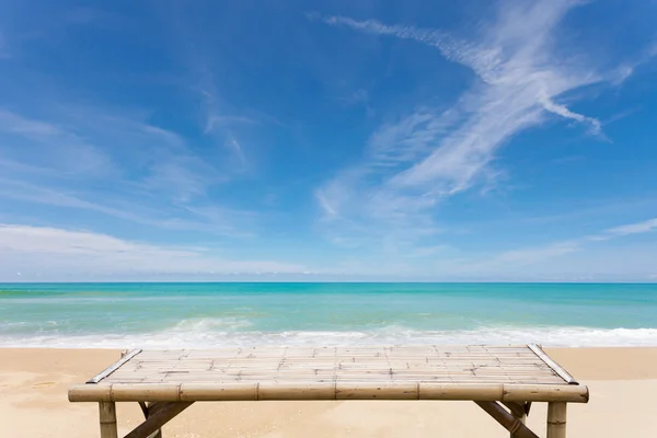 木竹日光浴浴床上美丽的海滩和大海风景 — 图库照片