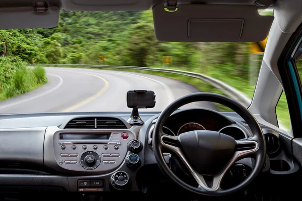 Süre yol eğri üzerinde araba Pano hızlandırır. hızlı araba araba.