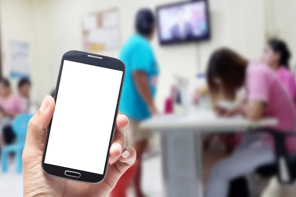 Mano usando el teléfono inteligente, sosteniendo la pantalla en blanco teléfono móvil — Foto de Stock