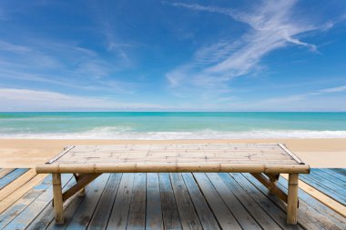 Ahşap bambu şezlong eski ahşap, güzel bir plaj ve deniz 