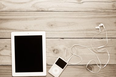 ahşap arka plan Tablet ve müzik çaların.