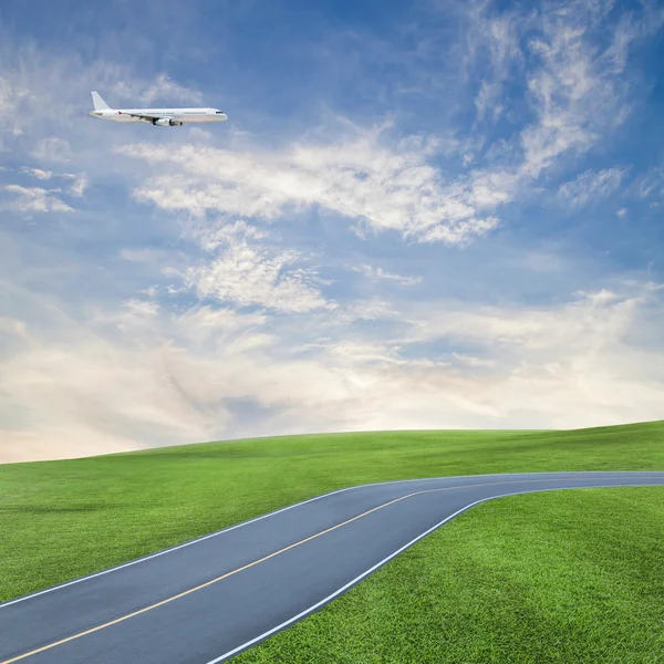 Letadla na obloze s krásné zelené trávě modré oblohy a silniční — Stock fotografie