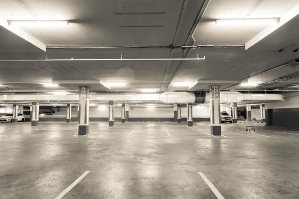 Parcheggio vuoto garage sotterraneo interno in appartamento — Foto Stock