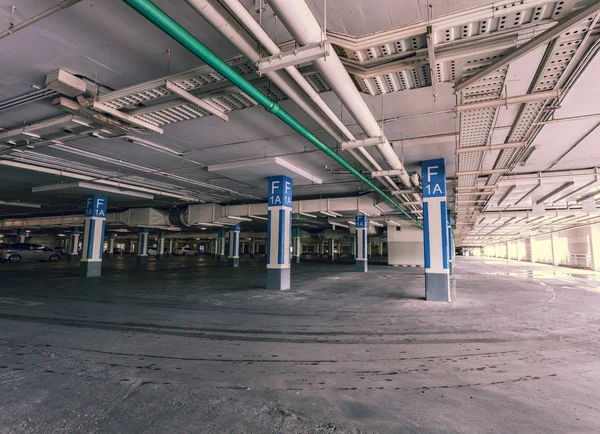 Parcheggio garage interno, edificio industriale, Vuoto sotterraneo — Foto Stock