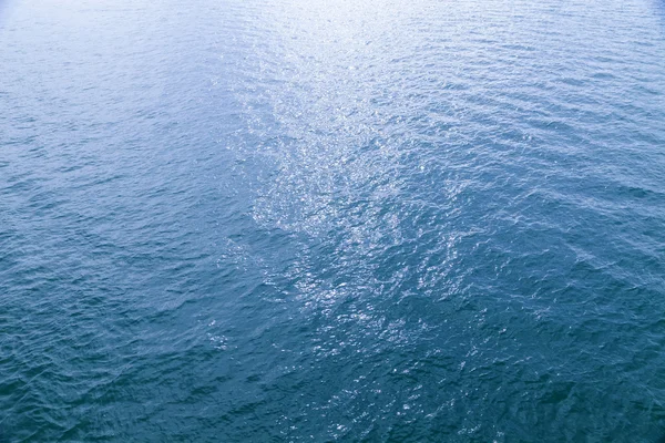 Textura de la superficie del agua del océano Ondas marinas profundas para fondo natural — Foto de Stock