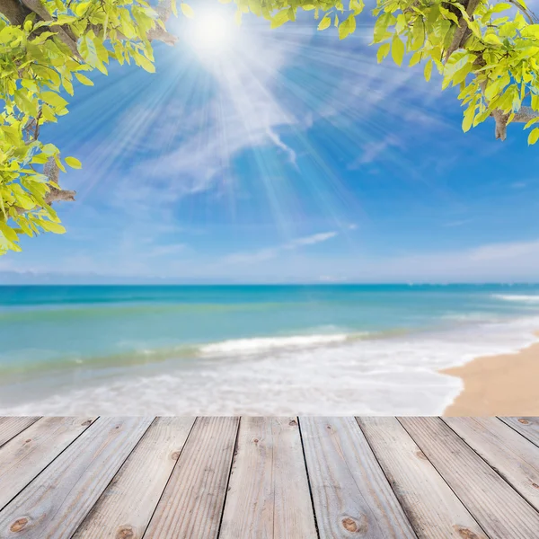 güzel mavi gökyüzü manzara için arka plan ile ahşap zemin.