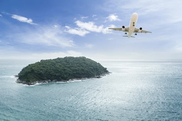 Passenger plane flying with beautiful tropical island. — Stock Photo, Image