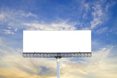 Boş ekranda mavi gökyüzü arka plan ile boş billboard.