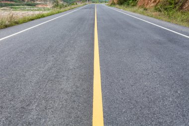 asfalt yol ile sarı çizginin.