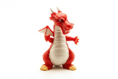 Beyaz arka plan üzerinde izole kırmızı plastik ejderha.