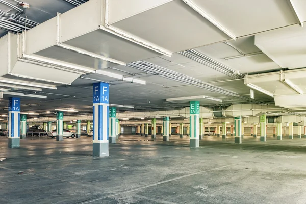 Parcheggio garage interno, edificio industriale , — Foto Stock