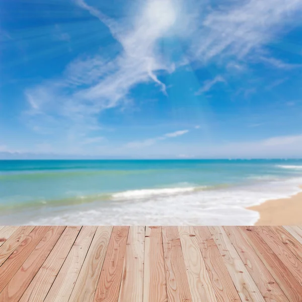 Dřevěná podlaha s krásnou modrou oblohu krajina na pozadí. — Stock fotografie