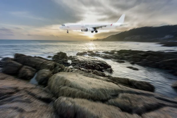 Airplane in the sky with Blurred background, zoom effect,flights — Stock Photo, Image