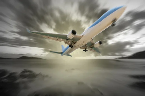 Самолет в небе с размытым фоном, эффект масштабирования — стоковое фото