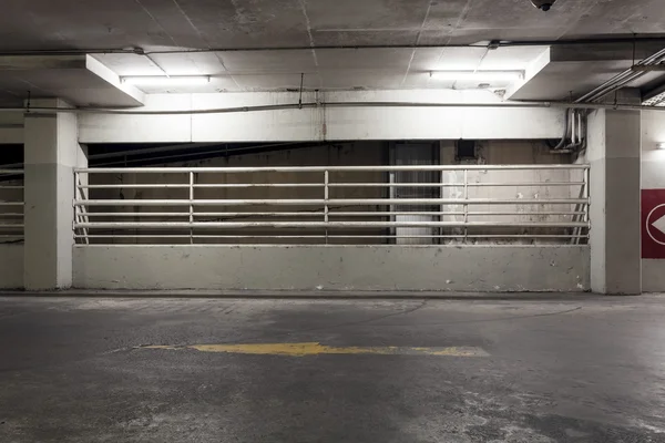 Estacionamento Estacionamento garagem na loja de departamento interior . — Fotografia de Stock