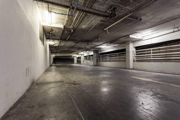 Parcheggio garage interno, luci al neon in edificio industriale . — Foto Stock
