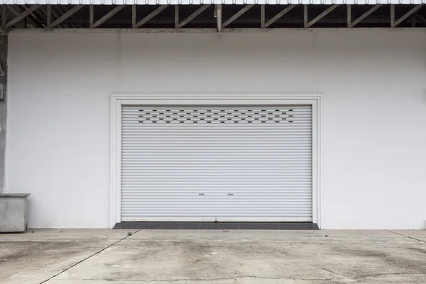 Garagem vazia com porta do obturador ou porta do rolo e piso de concreto — Fotografia de Stock