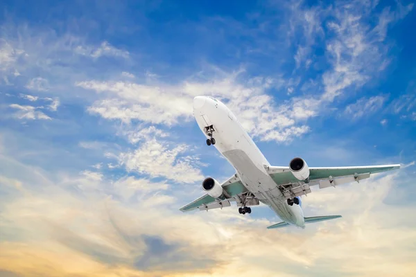  gökyüzü arka plan üzerinde uçak.