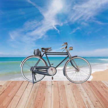 Ahşap ve güzel tropikal deniz arka plan üzerinde eski Bisiklet.