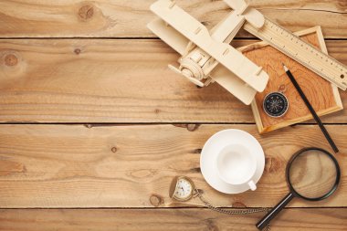 Boş kahve bardağı, ahşap uçak, Pusula, cep saati,