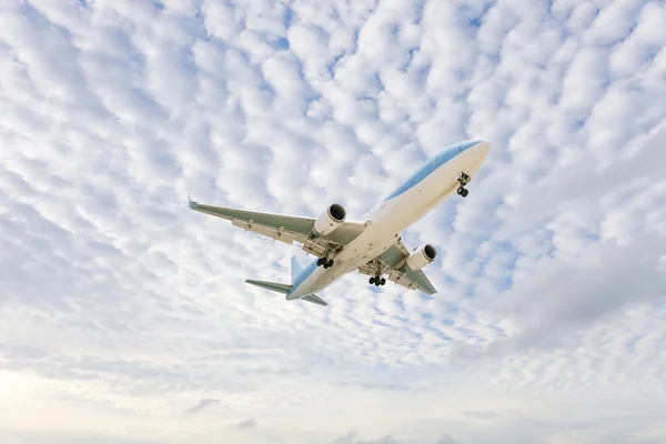 Flugzeug am Himmel gutes Wetter Tag Hintergrund. — Stockfoto