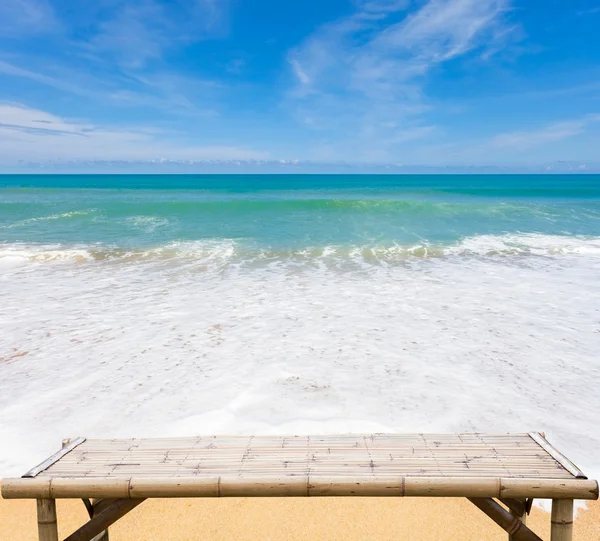 木竹日光浴浴床上美丽的海滩和大海的风景背景 — 图库照片
