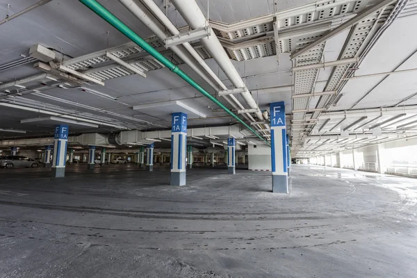 Parcheggio garage interno, edificio industriale — Foto Stock