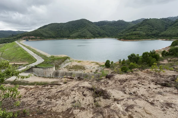 Vista da barragem com mau tempo dia no reservatório de Bangneowdam — Fotografia de Stock