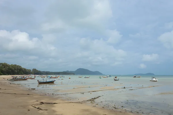 Barco de cola larga en la playa de Rawai, phuket Tailandia . — Foto de Stock