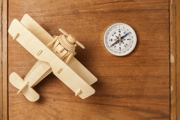 Avión de madera sobre fondo de madera viejo . — Foto de Stock