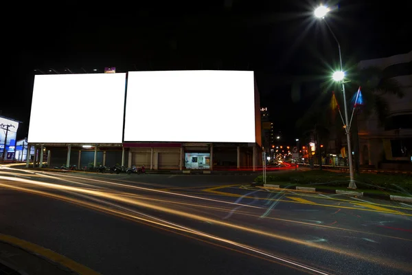 ブランクの看板と advertisemen のための夜の時間で、街に光 — ストック写真