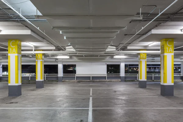 Parkolás a garázsban belső, ipari épület, üres underground. — Stock Fotó