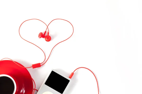 Rote Kaffeetasse mit Musikspieler und rotem Kopfhörer auf weißem Hintergrund — Stockfoto