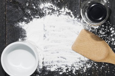 farklı ahşap mutfak aletleri siyah un serpilir 