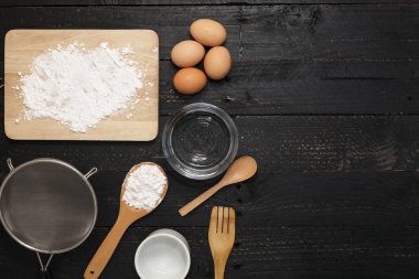 farklı ahşap mutfak araçları ile un serpilir 