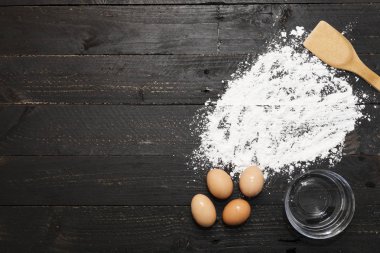 farklı ahşap mutfak araçları ile un serpilir 