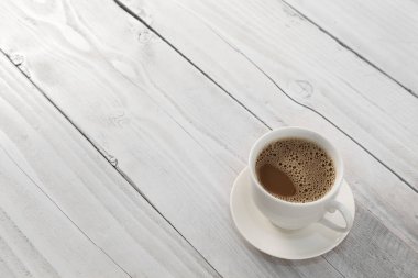 Beyaz ahşap masa arka plan üzerinde kahve fincanı.