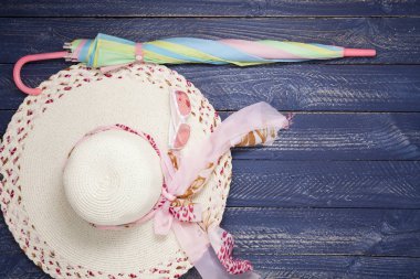 Güzel Bayan şapka beach, şemsiye, mavi ahşap üzerine güneş gözlüğü 