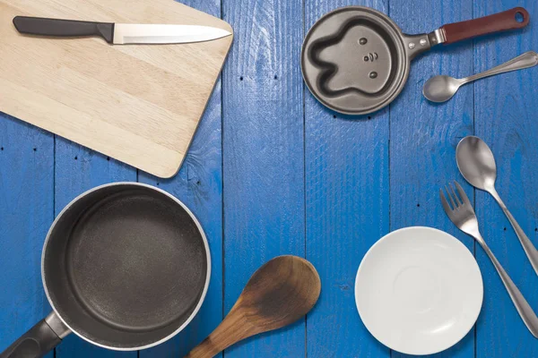 Utensilios de cocina en el fondo de madera azul . — Foto de Stock