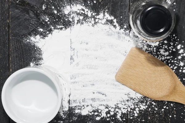 farklı ahşap mutfak aletleri siyah un serpilir 