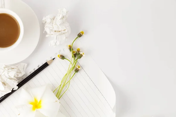 Σημείωση κενό χαρτί λευκό με λουλούδι και καφέ σε λευκό — Φωτογραφία Αρχείου
