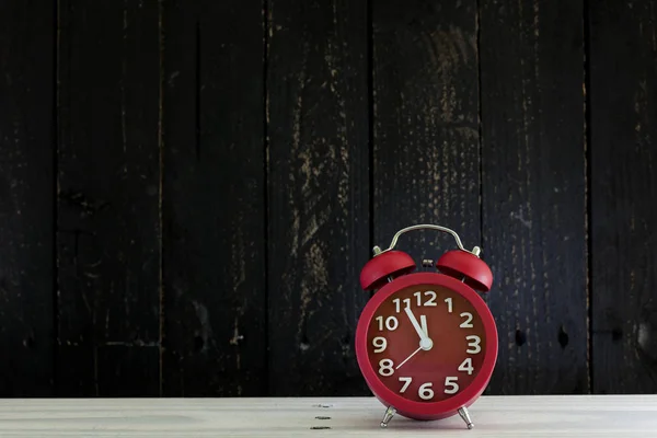 Relógio de alarme na mesa de madeira branca, de cinco minutos a doze horas — Fotografia de Stock