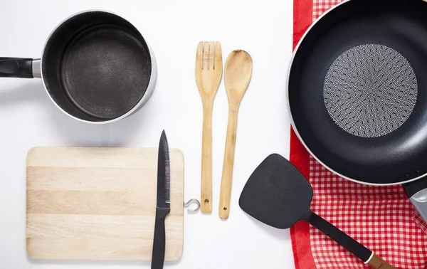 Sartén negra con utensilios de cocina sobre fondo blanco . —  Fotos de Stock