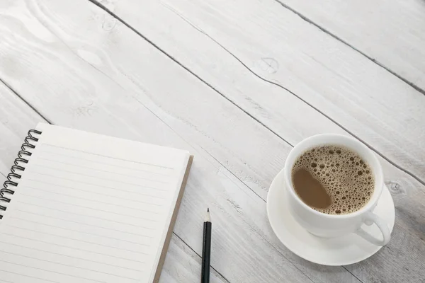 Καφέ με λευκό χαρτί και μολύβι στο λευκό τραπέζι από ξύλο. — Φωτογραφία Αρχείου