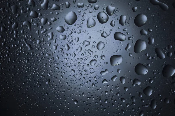 Arka plan ve tasarım için cam üzerine su damlaları.