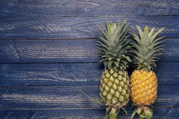 Ananas owoce na tle niebieski podłogi drewniane. — Zdjęcie stockowe